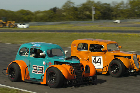 Kenneth Jensen (44) og Mads Caprani (33) var flere gange i kamp i Legend Car Cuppen på Padborg Park.